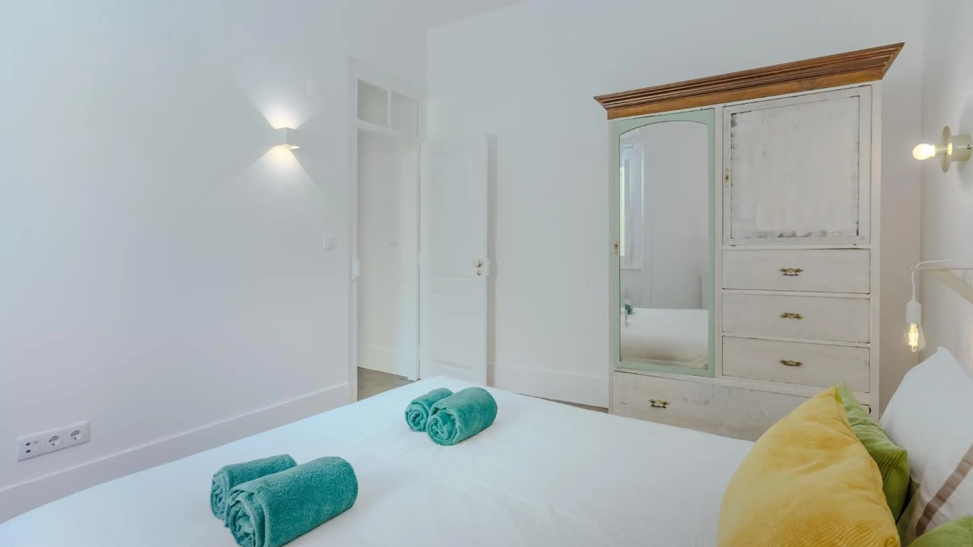 Sunny & Charming Oeiras Historical Center House Villa 0*,