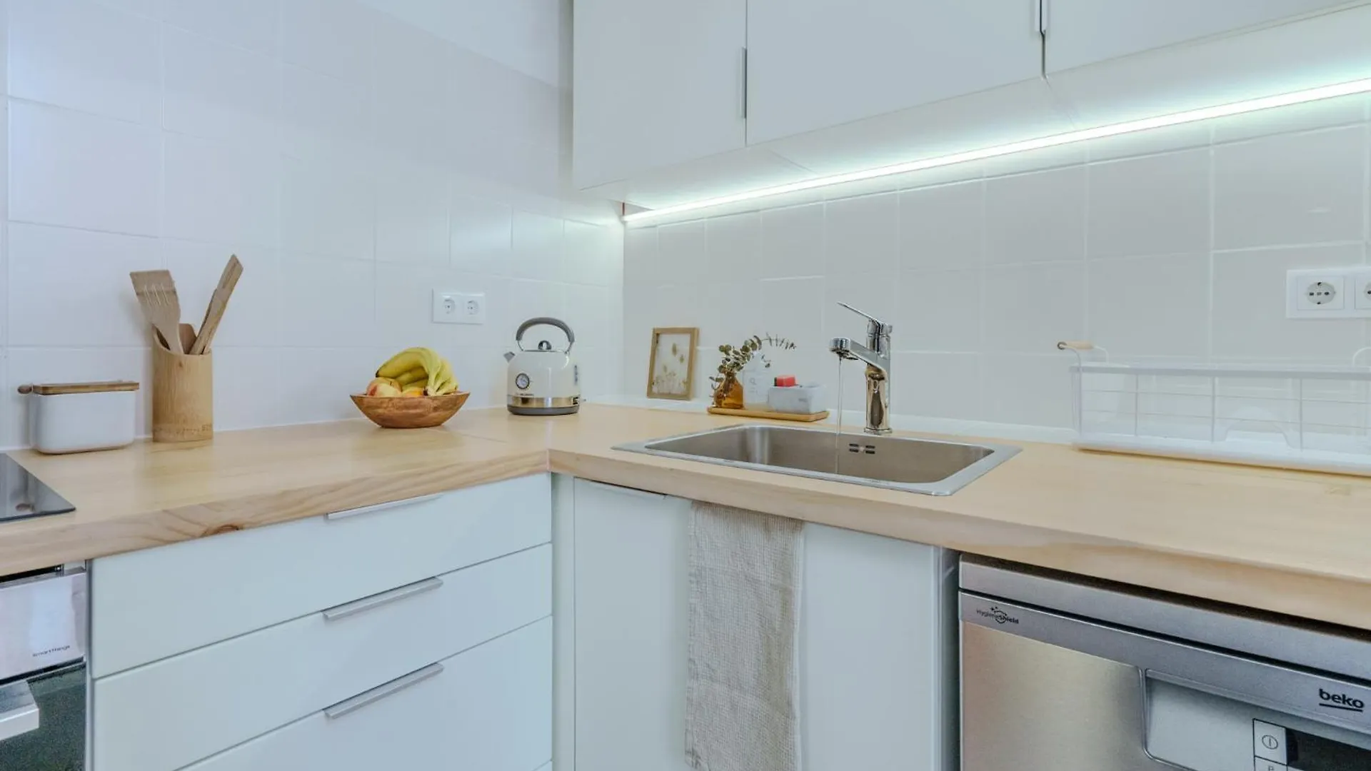 Sunny & Charming Oeiras Historical Center House Villa